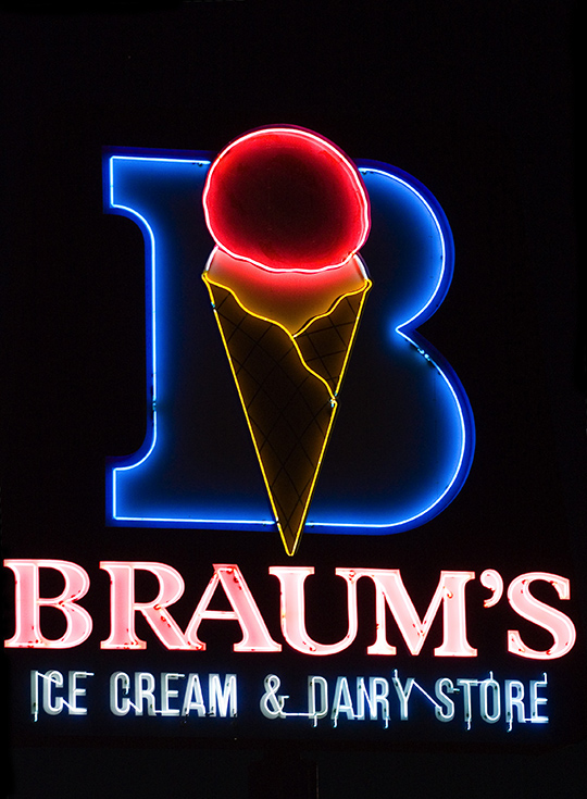 Neon Braum's || Canon350d/EF70-200/F4L@118 | 1/200s | f5 | ISO1600 | handheld