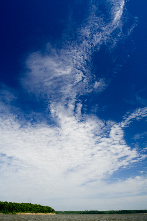 Perry Lake Clouds || Canon350d/EF17-40/F4L@17 | 1/250s | f9 | ISO200 | handheld