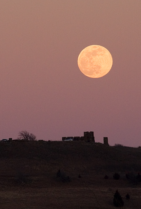 Full Moon Over Coronado Heights || Canon350d/EF70-200/F4L@188 | 1/1400s | f5.6 | ISO400 | handheld