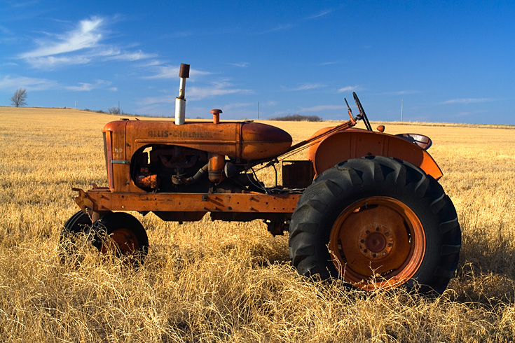 Red Tractor, Golden Field II|| Canon350d/EF17-40/F4L@32| 1/100s | f11 | ISO200 |handheld