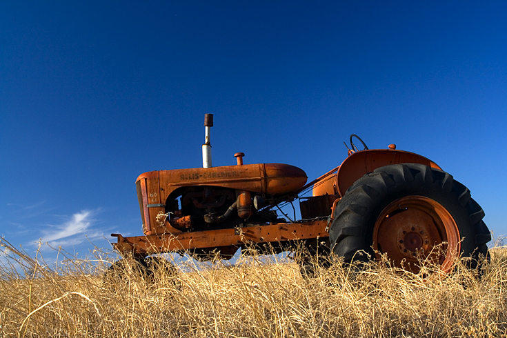 Red Tractor, Blue Sky || Canon350d/EF17-40/F4L@23 | 1/100s | f11 | ISO200 |handheld