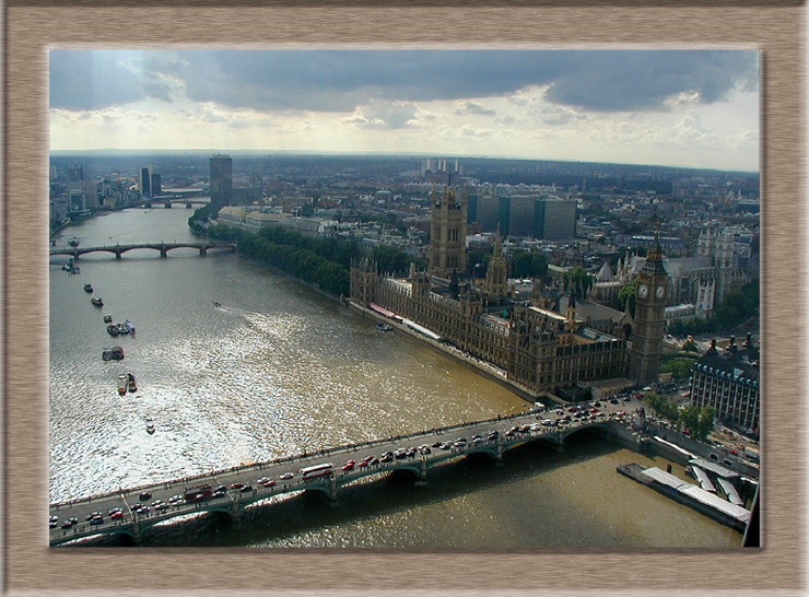 Overlooking the Thames || Olympus D490Z/5.6mm (~39mm 35mm equiv) | 1/400s | f5.6 | ISO100 |handheld