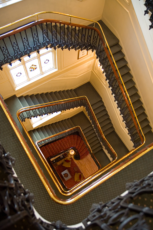 London Staircase || Canon350d/EF17-55/F2.8EFS@17 | 1/15s | f3.2 |  IS400 | handheld