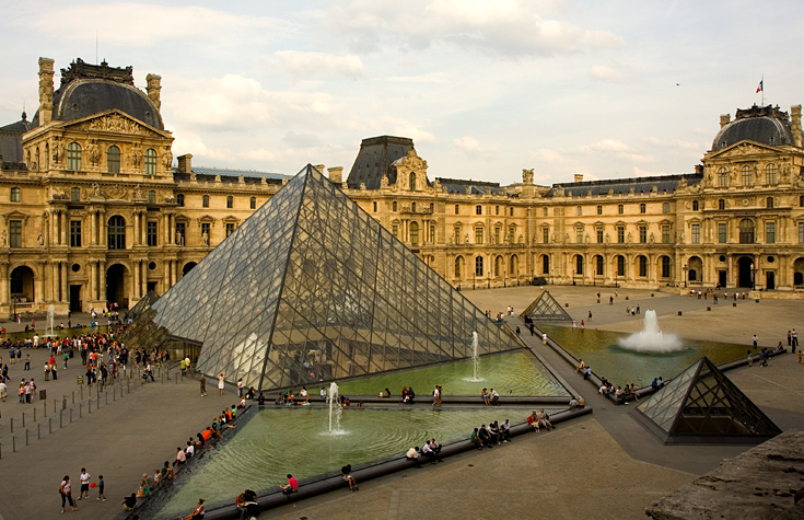 Pyramid at the Louvre || Canon350d/EF17-55/F2.8EFS@17 | 1/500s | f6.3 |  IS200 | handheld