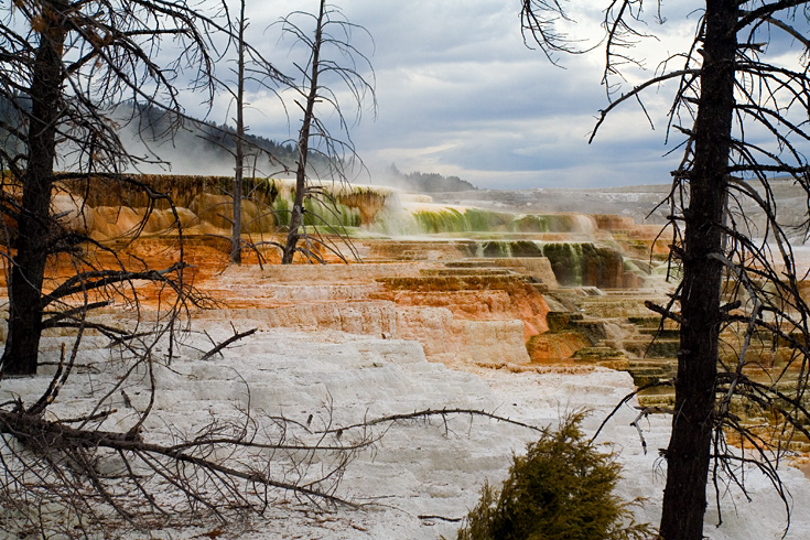 Mammoth Hot Springs View || Canon350d/EF17-40/F4L@40 | 1/640s | f7.1| ISO400 | handheld