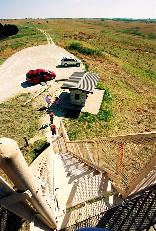 Maxell Tower View || CanonElanIIe/EF17-40/F4L@17 | unk | unk | ISO400 | handheld