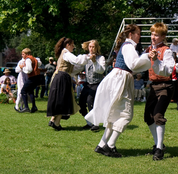 Midsummer's Dancers 2007 || Canon350d/EF17-55/F2.8EFS@31 | 1/1000s | f4.0 |  IS100 | handheld