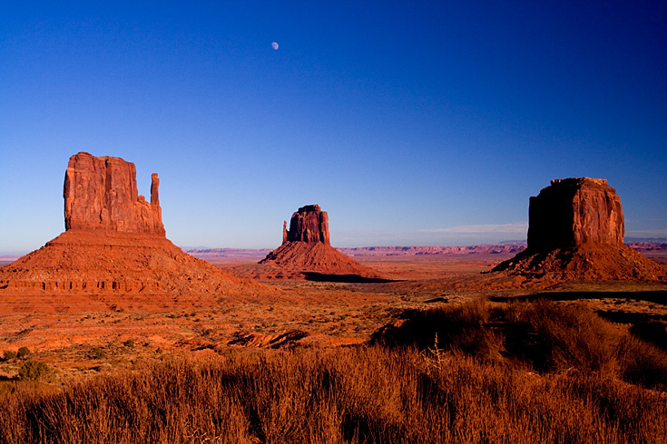 Moon Over Monument Valley|| Canon350d/EF17-40/F4L@27| 1/250s | f10 | ISO200 |handheld