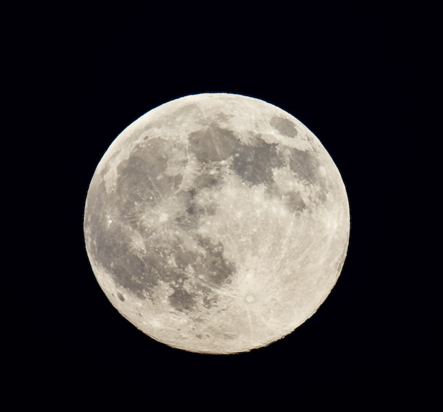 Fall Moon 2008 || Canon40d/EF100-400F4-5.6L@400 | 1/60s   | f5.6 |  ISO100 | tripod