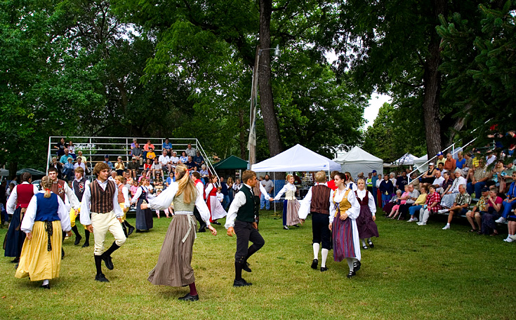 Midsummer's Day 2006 || Canon350d/EF17-40/F4L@17 | 1/250s | f7.1 | ISO200 | handheld