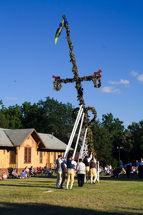 Raising the Maypole, 2006 || Canon350d/EF28-105/F4.5@40 | 1/800s | f10 | ISO400 | handheld