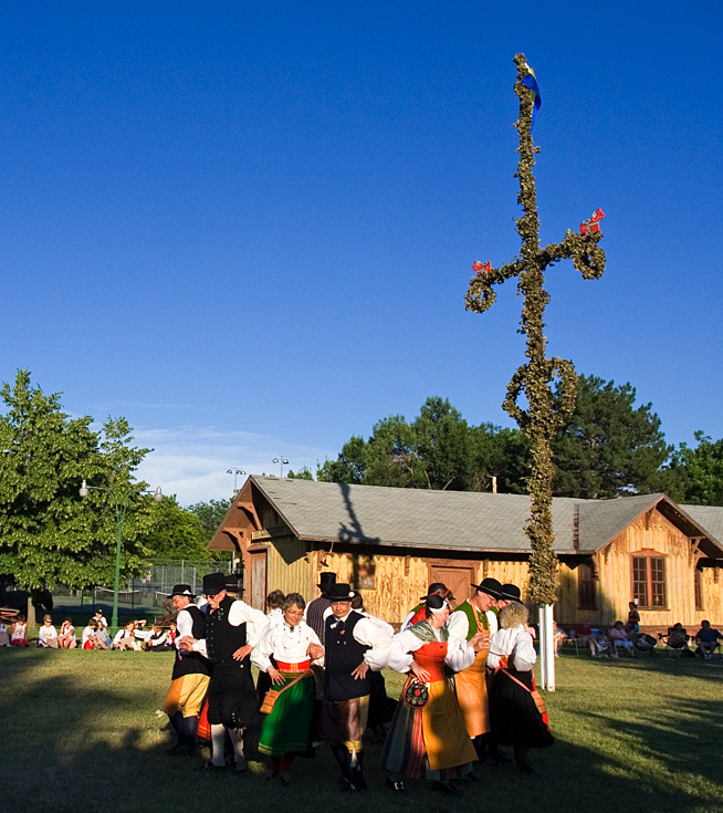 Mora Dancers under the Maypole || Canon350d/EF17-40/F4L@17 | 1/640s | f11 | ISO400 | handheld