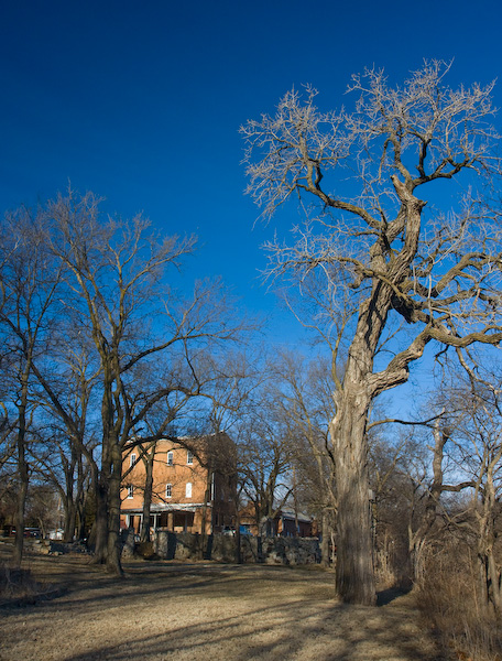 Blue Sky, Red Brick || Canon40d/EF17-55/F2.8EFS@17 | 1/500s | f5.6 |  ISO400 | handheld