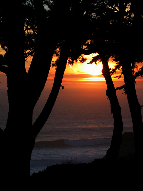 Pacific Coast Sunset | Canon Powershot S45/21.3mm (~106mm 35mm equiv) | 1/160s | f4.9 | ISO100? | handheld