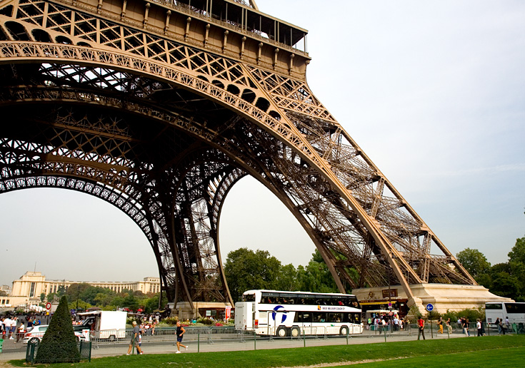 Eiffel Base View || Canon350d/EF17-55/F2.8EFS@17 | 1/160s | f8 |  IS200 | handheld