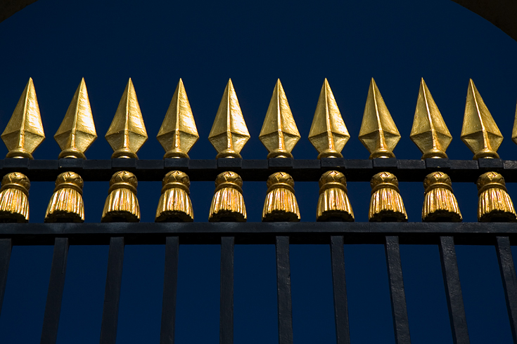 Parisian Fence || Canon350d/EF17-55/F2.8EFS@55 | 1/1000s | f4.5 |  IS200 | handheld