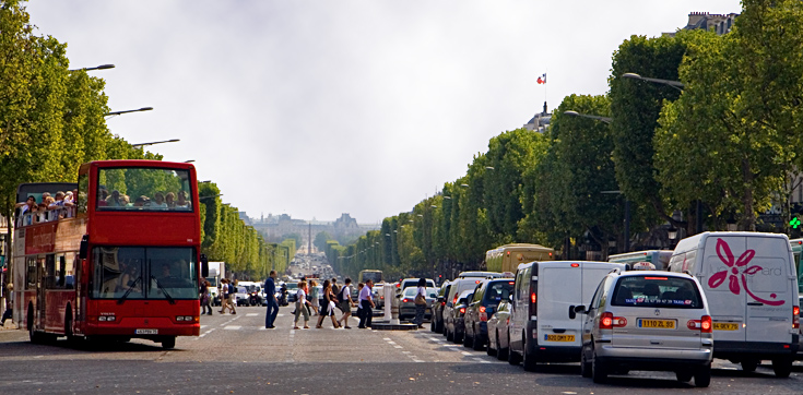 Busy Paris Street || Canon350d/EF17-55/F2.8EFS@55 | 1/1600s | f2.8 |  IS200 | handheld