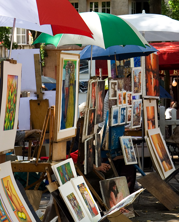 Place du Tertre Paintings || Canon350d/EF17-55/F2.8EFS@42 | 1/180s | f4.5 |  IS200 | handheld