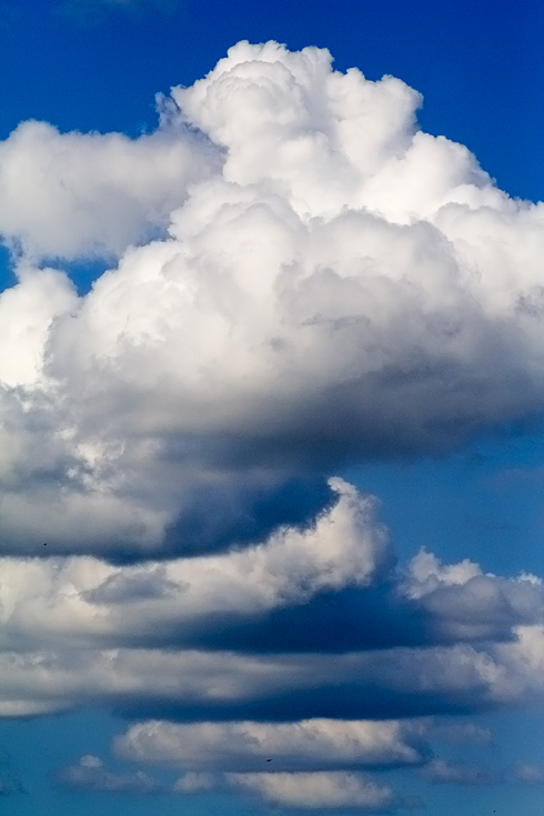 Puffy Clouds || Canon350d/EF70-200/F4L@131 | 1/3200s | f9 | ISO800 | handheld