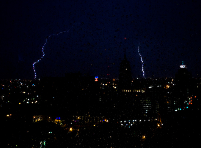 San Antonio Lightning || Canon350d/EF17-55/F2.8EFS@17 | 2s | f22 |  IS1600 | handheld