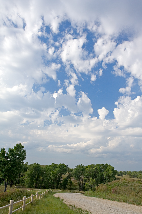 Late August Clouds || Canon350d/EF17-55/F2.8EFS@17 | 1/200s | f7.1 |  IS100 | handheld