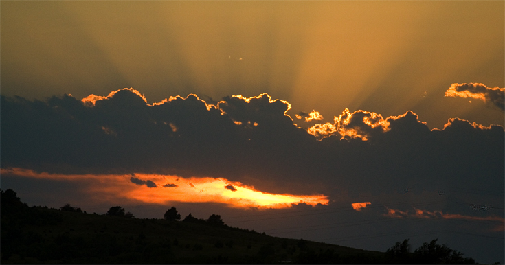 Clouds at Sunset || Canon350d/EF70-200/F4L@200 | 1/3200s | f4.5 | ISO800 | handheld