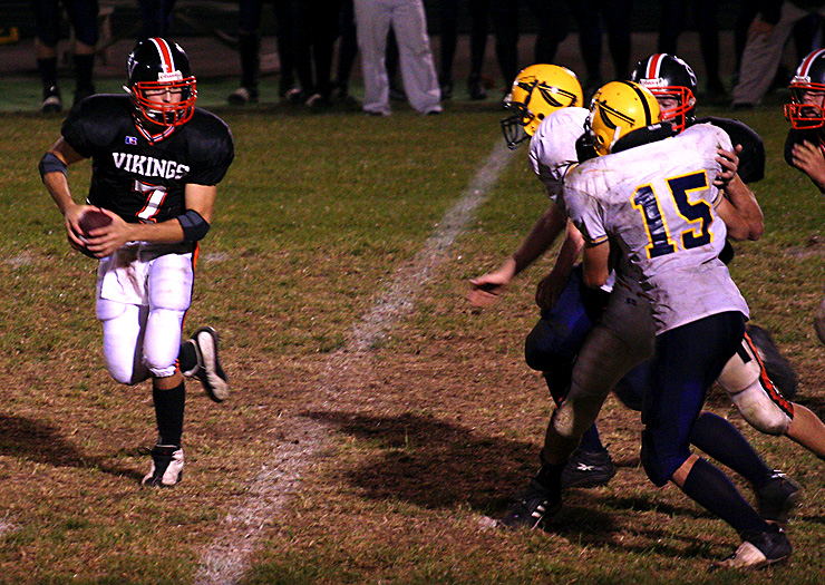 Viking Football || Canon350d/EF70-200/F4L@200 | 1/250s | f4.0 | ISO1600 |handheld